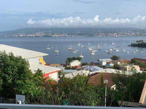 - une vue sur un port avec des bateaux dans l'eau dans l'établissement Paisible studio, à Les Trois-Îlets