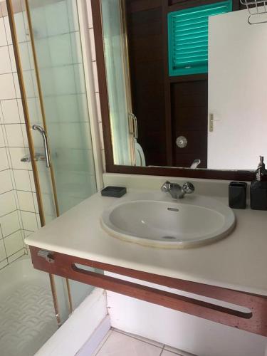 y baño con lavabo y espejo. en Paisible studio, en Les Trois-Îlets