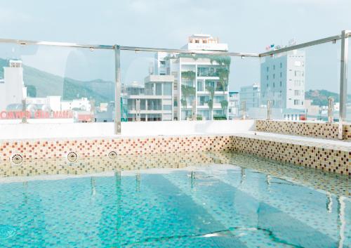 una piscina en la azotea de un edificio en Dezon Hotel en Quy Nhon