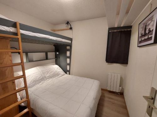 1 dormitorio con litera y escalera en Appartement Les Deux Alpes, 2 pièces, 4 personnes - FR-1-516-210, en Les Deux Alpes