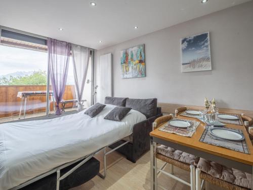 une chambre avec un lit, une table et une fenêtre dans l'établissement Appartement cosy à Huez, proche centre, jusqu'à 4 pers - FR-1-645-47, à Huez