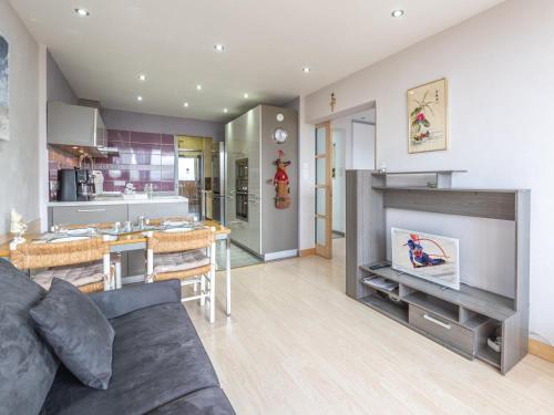 un salon avec un canapé et une cuisine dans l'établissement Appartement cosy à Huez, proche centre, jusqu'à 4 pers - FR-1-645-47, à Huez