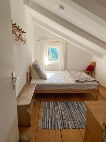 1 dormitorio con cama y ventana en Alte Mühle mit wunderbarem Bergblick, en Ramsau