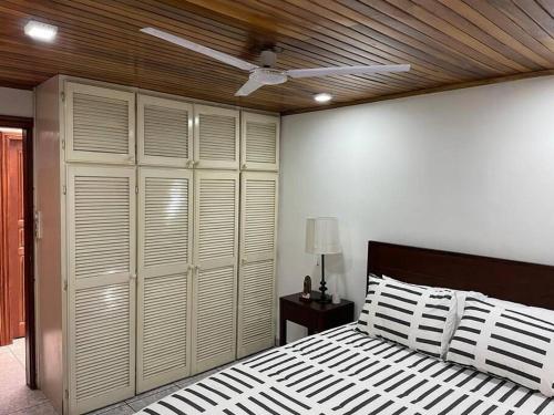 Ένα ή περισσότερα κρεβάτια σε δωμάτιο στο Casa completa cerca del aeropuerto