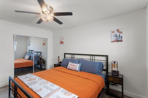 une chambre avec un lit et un ventilateur de plafond dans l'établissement Desert Getaway by Palm Springs! W/Pool & Hot Tub, à Desert Hot Springs