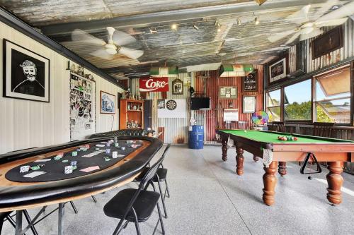 Τραπέζι μπιλιάρδου στο Kulang Lodge in charming Broke with Large Swim Spa and games room suits up to 8 guests