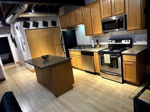 聖路易斯的住宿－Serene Living Downtown STL Loft，厨房配有木制橱柜和炉灶烤箱。