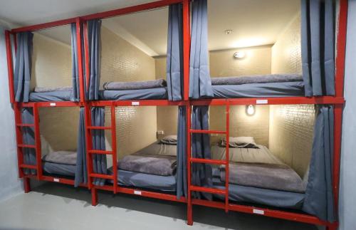 Postel nebo postele na pokoji v ubytování No.9 Hostel kanchanaburi