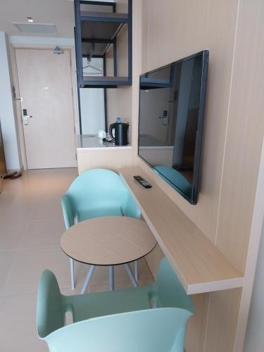 TV a/nebo společenská místnost v ubytování Cam Ranh Sea View apeartment Nha Trang