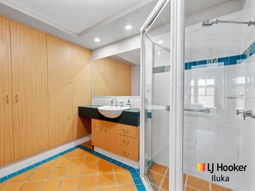 ein Bad mit einem Waschbecken und einer Dusche in der Unterkunft Riverview Apartments 1 3 Building 1 Unit 3 in Iluka