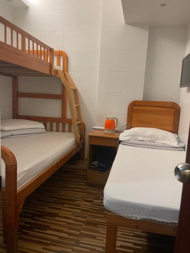 香港的住宿－中信賓館，客房设有两张双层床和一张桌子。