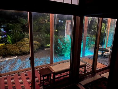 una ventana con vistas a una pecera en ゲストハウス かぶろの庭, en Matsukawa