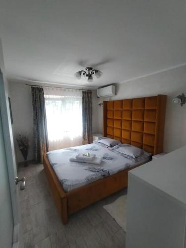 una camera con un grande letto di Apartament Bzg 1 a Rădăuţi