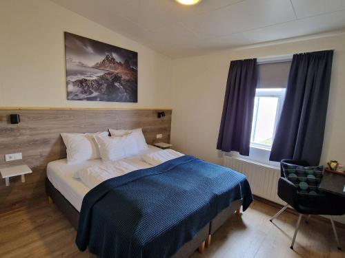 霍芬的住宿－Guesthouse Mikael，一间卧室设有一张大床和一个窗户。