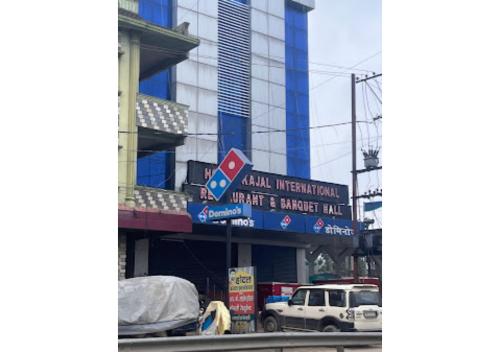 un bâtiment avec un panneau sur le côté d'une rue dans l'établissement Hotel Kajal International Restaurant & Banquet Hall Bihar, à Bettiah