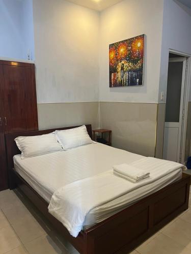 Postel nebo postele na pokoji v ubytování Kim Long Hotel