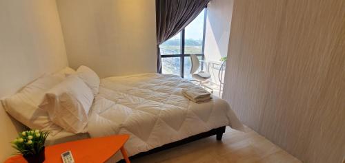 - un lit blanc dans une chambre avec fenêtre dans l'établissement Revo Pavilion Bukit Jalil 1 & 2 room units, à Kuala Lumpur