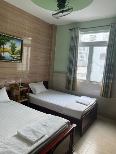 Postel nebo postele na pokoji v ubytování Kim Long Hotel