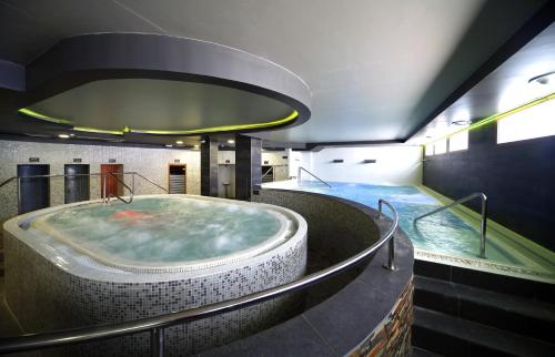 eine Whirlpool-Badewanne in der Mitte eines Gebäudes in der Unterkunft Apartahotel & Spa Jacetania in Jaca