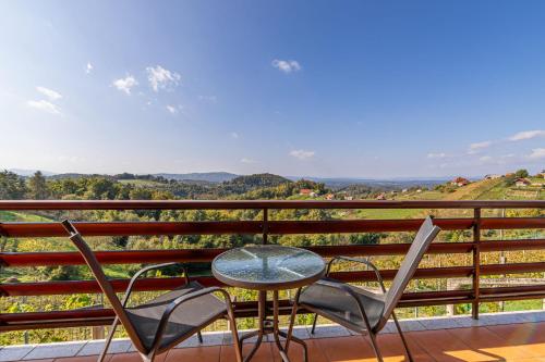 d'une table et de chaises sur un balcon avec vue. dans l'établissement Vineyard Cottage Urban - Happy Rentals, à Mirna