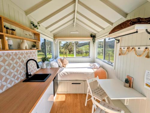una casetta minuscola con cucina e camera da letto di Warburton Tiny House - Tiny Stays a Yarra Junction