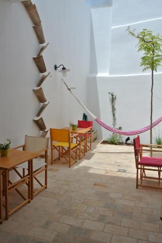 - un salon avec des tables et des chaises dans l'établissement HoMe Hotel Menorca, à Ciutadella