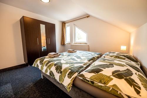 1 dormitorio con cama y ventana en XLSuite Apartment Superior, en Piešťany