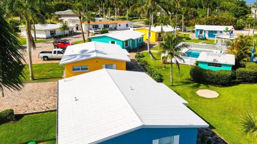 - une vue aérienne sur une petite ville avec des maisons dans l'établissement Poolside King Cottage with Kitchen - 10 Minutes to Beach!, à Fort Myers