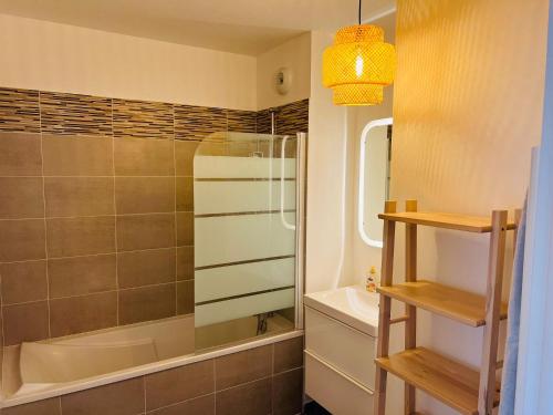 a bathroom with a shower and a tub and a sink at Harmonieux/Bezannes/Pkg Privé in Bezannes-les-Reims
