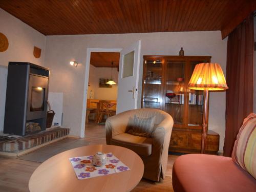 ein Wohnzimmer mit einem Sofa und einem Tisch in der Unterkunft Cozy Holiday Home in Brandenburg near Lake in Beeskow
