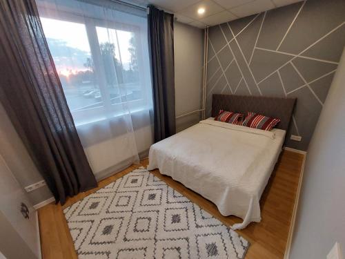 niewielka sypialnia z łóżkiem i oknem w obiekcie Elva Arbimäe apartment w mieście Elva