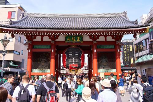 東京にあるPremier Kinshicho-プレミア錦糸町-の寺前を歩く人々