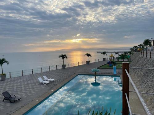 a swimming pool with a view of the ocean at Startfish house in Manta