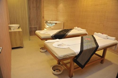 ホーチミン・シティにあるヴィサイ サイゴン ホテルのベッド2台とシンクが備わる客室です。