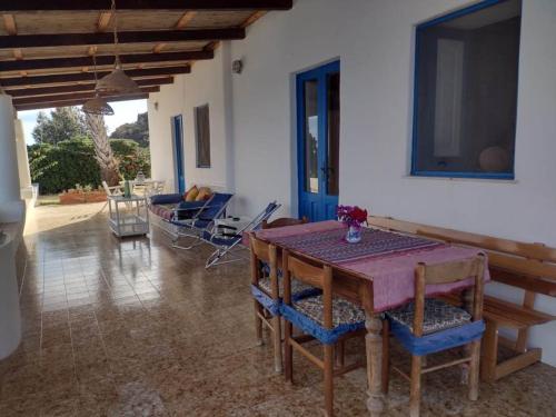 a living room with a wooden table and chairs at "la Palma"la casa del sole e del vento in Lingua