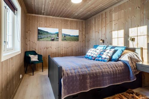 um quarto com uma cama num quarto de madeira em Villa Budor 1.5 time fra Oslo em Nordset