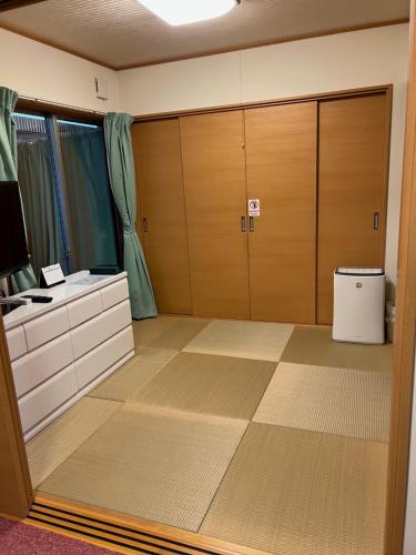 an office room with a desk and cabinets and a tv at 日常を忘れる静かな空間の宿クレンリネスDanDan 