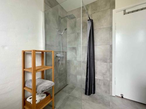 a bathroom with a shower with a glass door at Charmerende Lejlighed I Stege Midtby in Stege