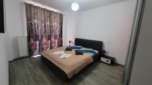 Riccardos's Holiday في براشوف: غرفة نوم عليها سرير وفوط