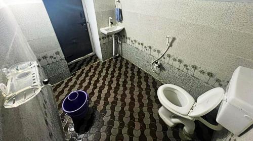 ハンピにあるMani's placeのバスルーム(トイレ、洗面台付)