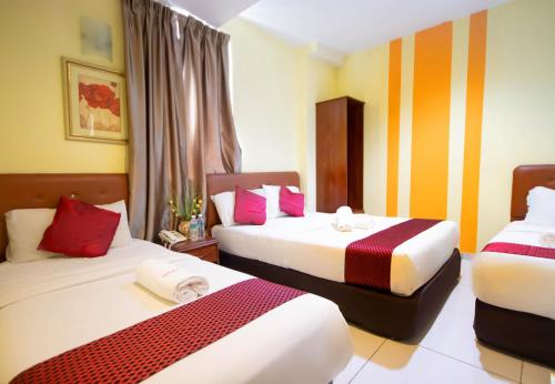 Postel nebo postele na pokoji v ubytování Sun Inns Hotel Kepong near Hospital Sungai Buloh