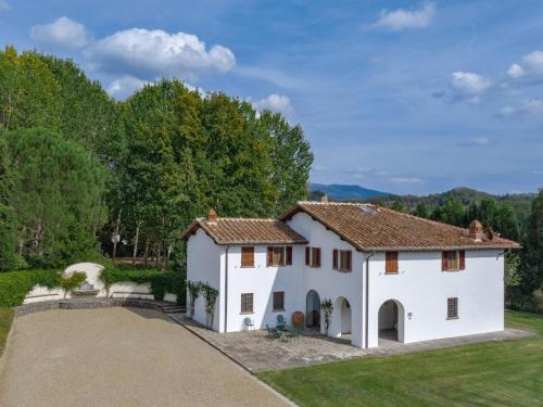 ein weißes Haus mit Auffahrt in der Unterkunft Restful Holiday Home in Reggello with Swimming Pool in Reggello