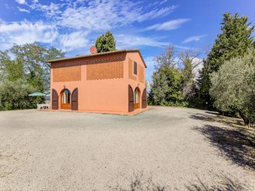 un edificio de ladrillo naranja en un camino de tierra en Countryside Holiday Home in Gambassi Terme with Garden, en Querce