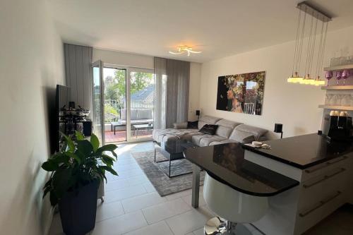 ein Wohnzimmer mit einem Sofa und einem Tisch in der Unterkunft Luxus Wohnung Köln/Phantasialand/Bonn/ Messe in Wesseling