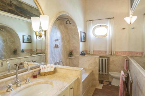 a bathroom with a sink and a tub and a toilet at Casale degli Ulivi in Rapolano Terme