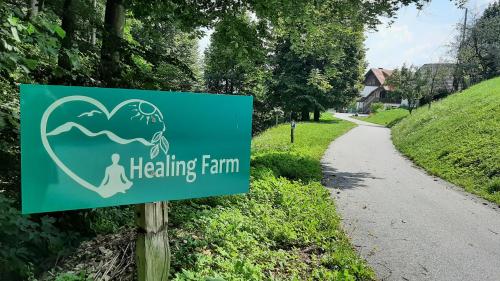 Sijil, anugerah, tanda atau dokumen lain yang dipamerkan di Healing Farm