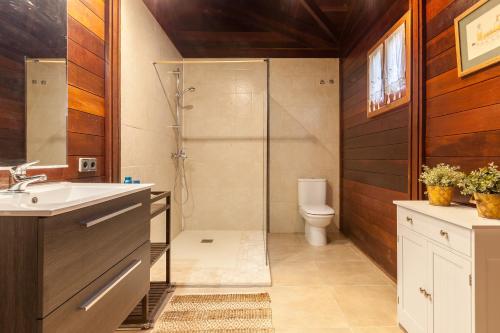 Wood House Massaranduba في كوبيليس: حمام مع دش ومغسلة ومرحاض