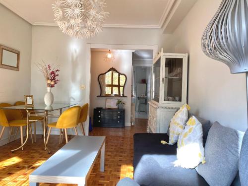 salon z niebieską kanapą i stołem w obiekcie Apartamento La Muralla parking gratis w mieście Burgos