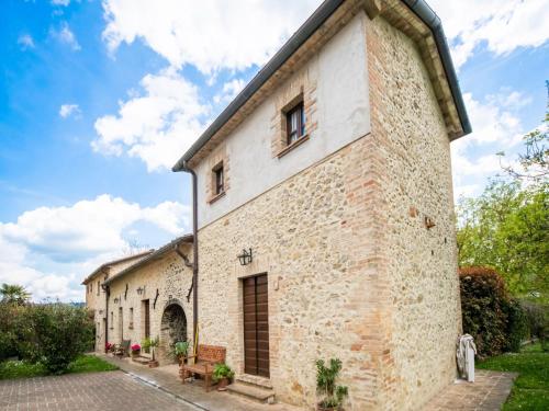 een oud bakstenen gebouw met twee ramen erop bij Farmhouse in IL VECCHIO FORNO UMBRO Citta di Castello in San Secondo
