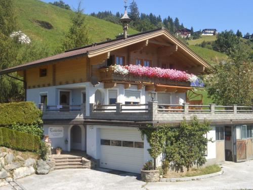 ホラースバッハ・イム・ピンツガウにあるSunlit Apartment near Ski Area in Hollersbach im Pinzgauの花の咲くバルコニー付きの家